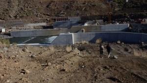 El drama por las truchas atrapadas en la represa de Nahueve: aseguran que el caudal subió