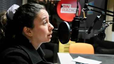 Gisel Barrionuevo, licenciada en Sociología e integrante de la Dirección de innovación de políticas públicas de la Subsecretaría de Familia de Neuquén, cuenta el costo de menstruar. Foto: Matias Subat