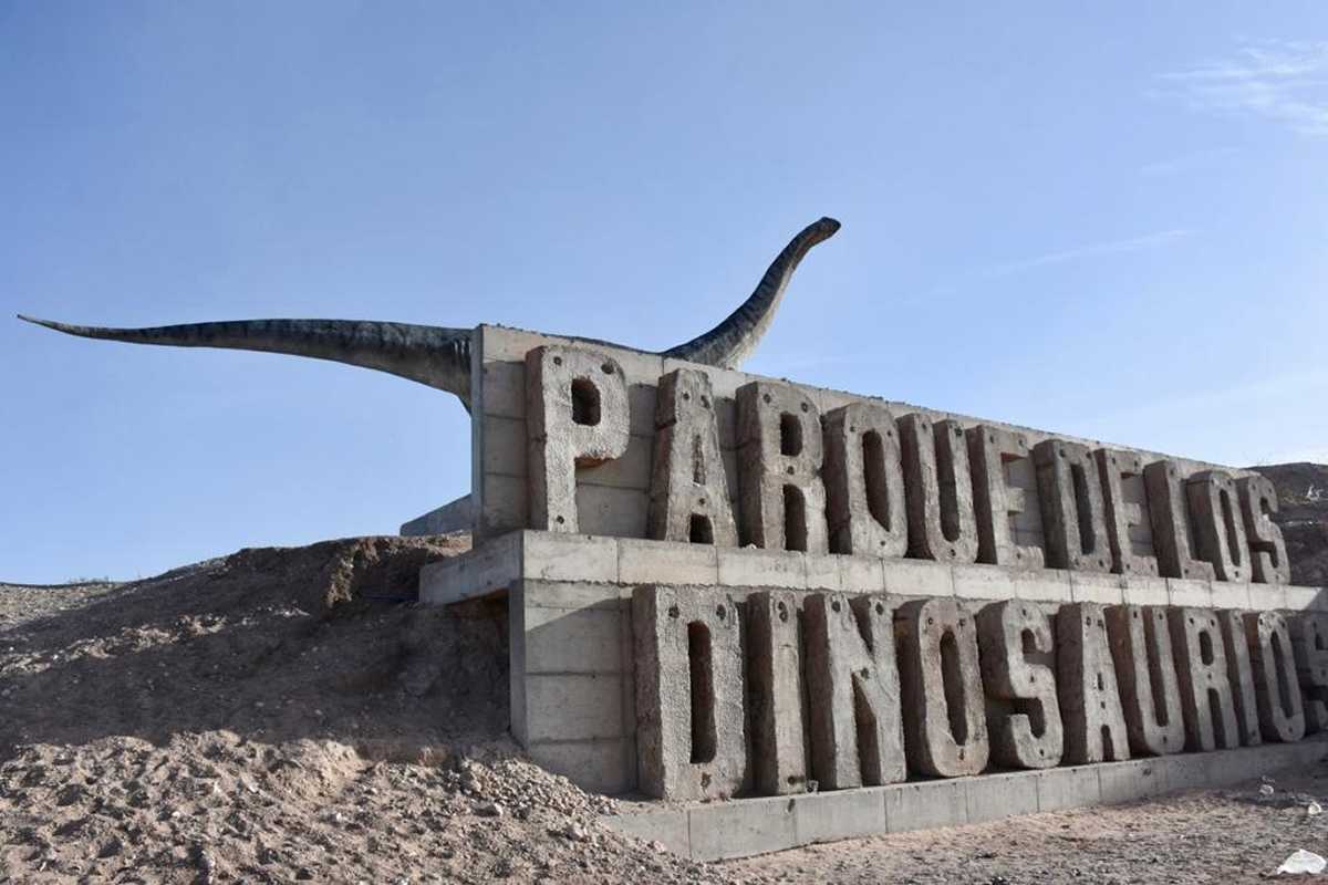 El Parque de los Dinosaurios es un reservorio de fósiles sobre la barda a la altura de Melipal. Foto Matías Subat.