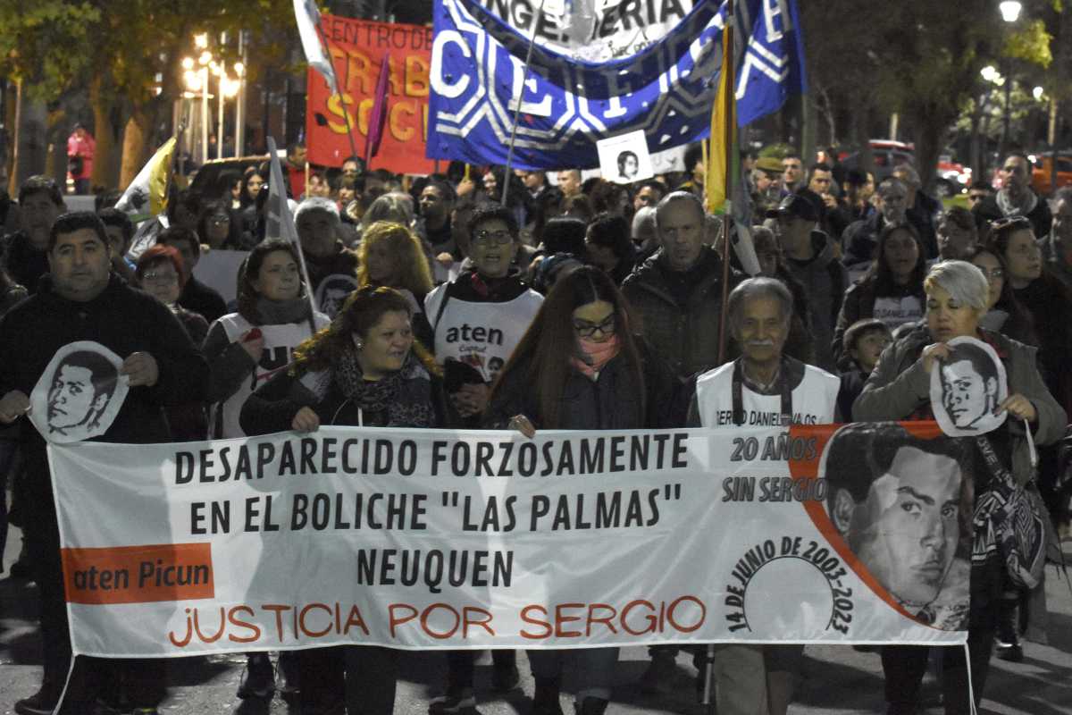 Una nutrida de columna de personas acompañó la marcha en reclamo de Justicia  por el estudiante desaparecido. Foto: Matías Subat. 