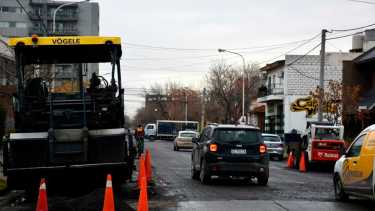 La semana pasada reanudaron los trabajos de reasfaltado en la Juan B Justo, y a las pocas horas, llovió y se supendieron las tareas (foto Matias Subat)