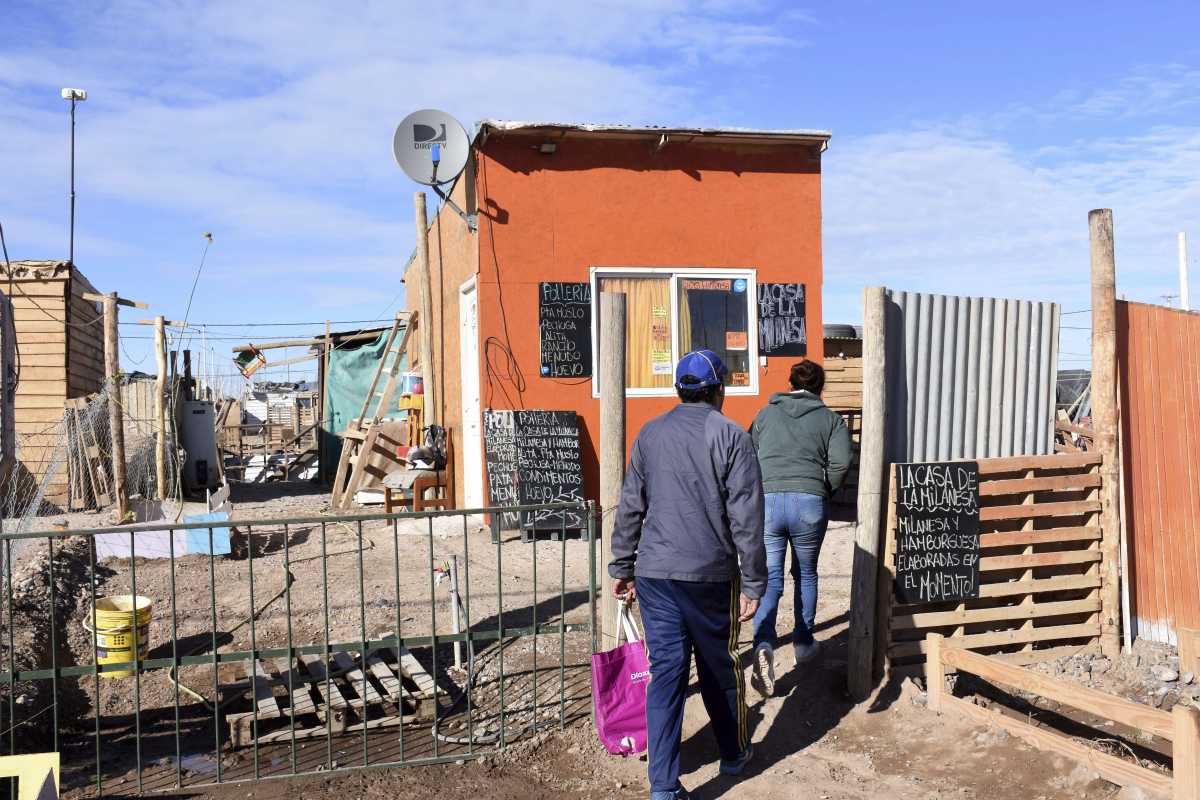 Las vecinas de la extoma Casimiro Gómez se las rebuscan para vivir en el lote entregado por el IMUH, el nuevo hogar (Foto Matías Subat)