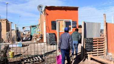 Las vecinas de la extoma Casimiro Gómez se las rebuscan para vivir en el lote entregado por el IMUH, el nuevo hogar (Foto Matías Subat)
