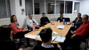 La mesa del primer día de trabajo de Matías Nicolini en el juzgado electoral de Neuquén. (Matías Subat)