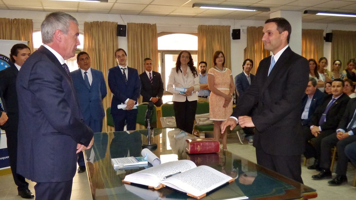 Matías Nicolini, a la derecha, el día que asumió como juez Procesal Administrativo en 2016. Le tomó juramento Evaldo Moya. (Archivo)