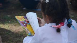 Los niños que empiezan a leer a edad temprana mejoran su salud mental, afirma un estudio