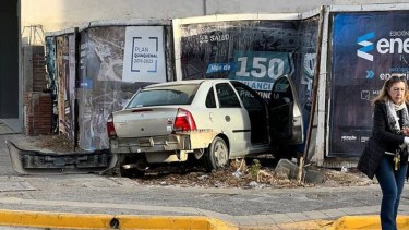 Chocó y terminó contra un cartel, en pleno centro de Neuquén 
