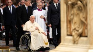 El papa fue operado de una hernia abdominal en Roma: qué dice el parte médico