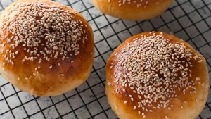 Poné manos a la masa para este pan de papa extra grande