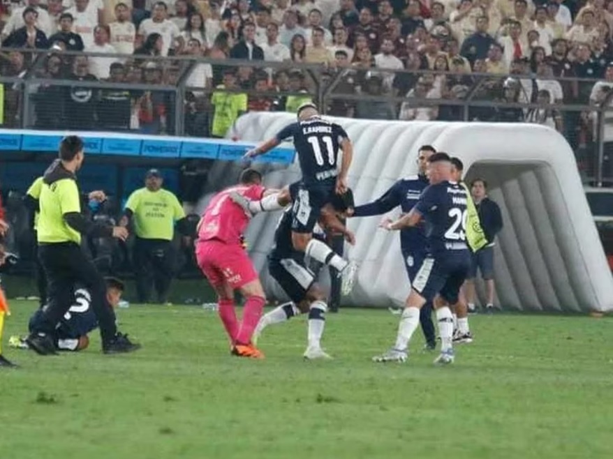 Gimnasia y Universitario protagonizaron un bochornoso final por Copa Sudamericana.