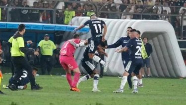 Gimnasia y Universitario protagonizaron un bochornoso final por Copa Sudamericana.