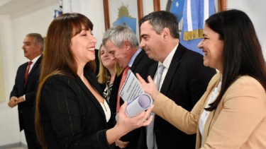 La jura de Lúpica Cristo (izq.) fue en el salón de actos del TSJ, ante la presidenta, los cuatro vocales y la defensora general. (Matías Subat)