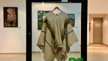 De Cipolletti, el Poncho Rionegrino pasó a Roca, donde ya está exhibido. Foto: Matías Subat