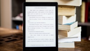 Por qué Suecia invierte millones para volver a los libros de papel: lectura en pantallas versus en papel