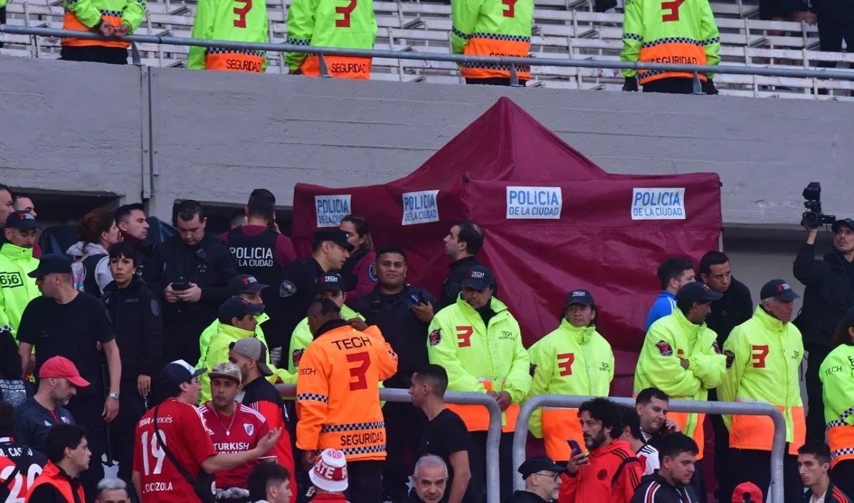 La caída del hincha de River es analizada desde lás cámaras de seguridad del estadio.