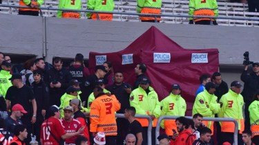 La caída del hincha de River es analizada desde lás cámaras de seguridad del estadio.