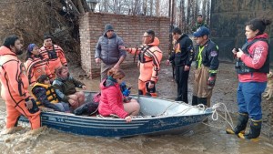 Alerta roja por lluvias en Neuquén: asisten a familias en las localidades afectadas