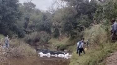 El río tragadero donde fueron hallados huesos triturados que ahora están siendo analizados.  Hoy hubo nuevos rastrillajes. 