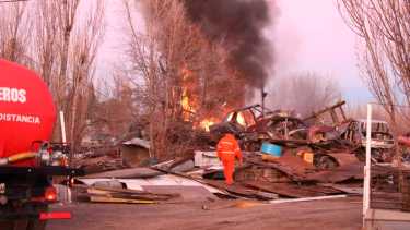 Tras el incendio hubo daño material en los elementos que se alojan allí. Aún trabajan los bomberos. (Foto: Juan Thomes)
