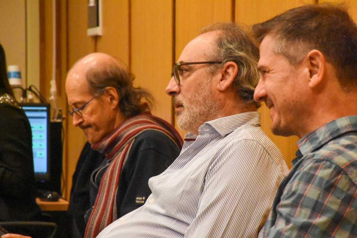 Estafa al Ipross, el juicio | Tres de los cuatro imputados en la sala de audiencias de la Ciudad Judicial de Roca. Foto Juan Thomes. 