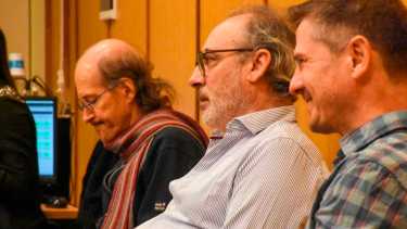 Estafa al Ipross, el juicio | Tres de los cuatro imputados en la sala de audiencias de la Ciudad Judicial de Roca. Foto Juan Thomes. 