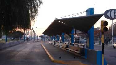 Las dársenas de calle 25 de Mayo estaban totalmente vacías esta mañana. foto: Juan Thomes.