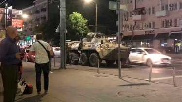 Los tanques en centro de Moscú, una muestra de la tensión en Rusia. 