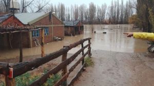 Temporal de lluvia en Neuquén: viviendas inundadas y piden agua potable, en Vaca Muerta