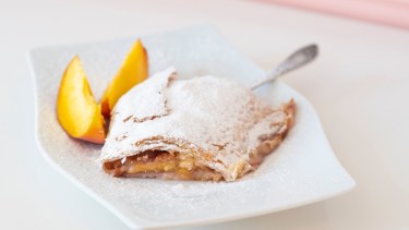 Deleitate con el delicioso Strudel de peras, manzanas, naranja y nueces. Una combinación irresistible de sabores y texturas en cada bocado. Foto Pexels Deleitate con el delicioso Strudel de peras, manzanas, naranja y nueces. Una combinación irresistible de sabores y texturas en cada bocado. Foto Pexels. 
