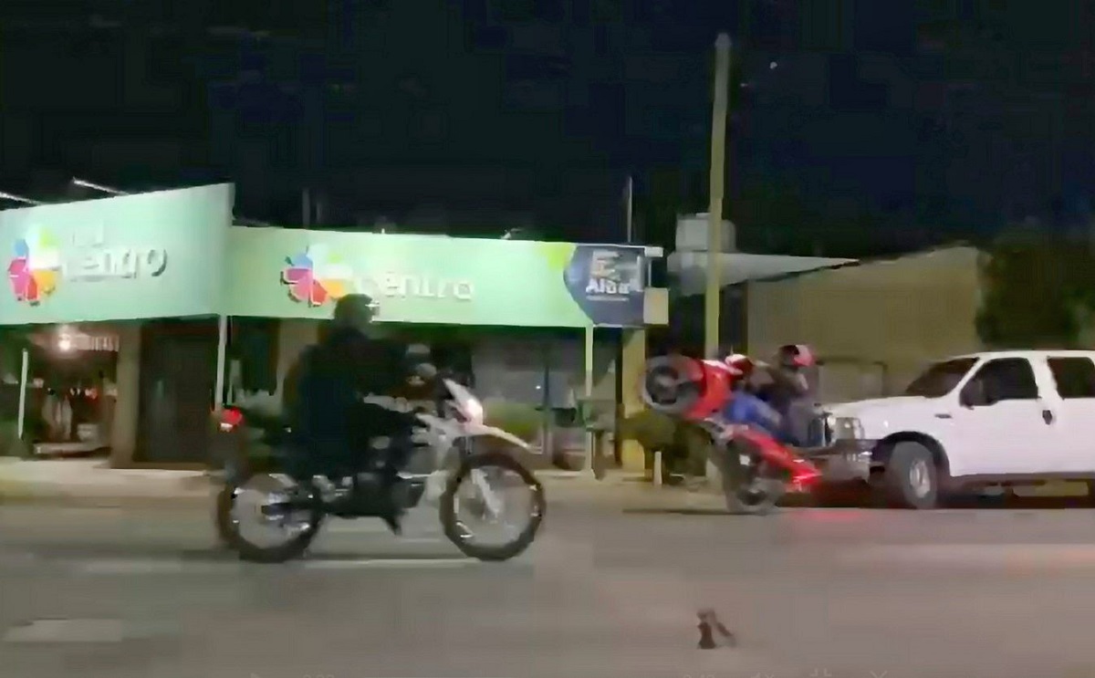 Los filman haciendo maniobras peligrosas con sus motos, a metros de una plaza de Plottier