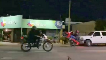 Los filman haciendo maniobras peligrosas con sus motos, a metros de una plaza de Plottier