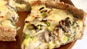 Recetón: tarta de hongos, cebolla y queso