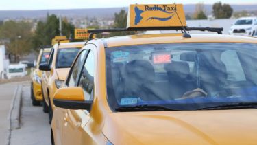 Taxistas de Neuquén pedirán al municipio otro aumento en la tarifa: "Nos quedamos muy atrás"