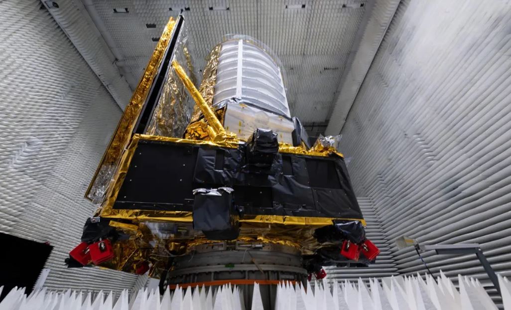 La misión Euclid de la ESA pasando por la prueba final antes del lanzamiento el 1 julio. Crédito: ESA-Manuel Pedoussaut.
