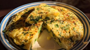 Mirá qué fácil es hacer esta tortilla de papas y espinacas