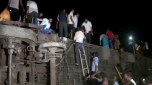 Tragedia en la India: aumenta a 288 la cifra de muertos en un choque de trenes