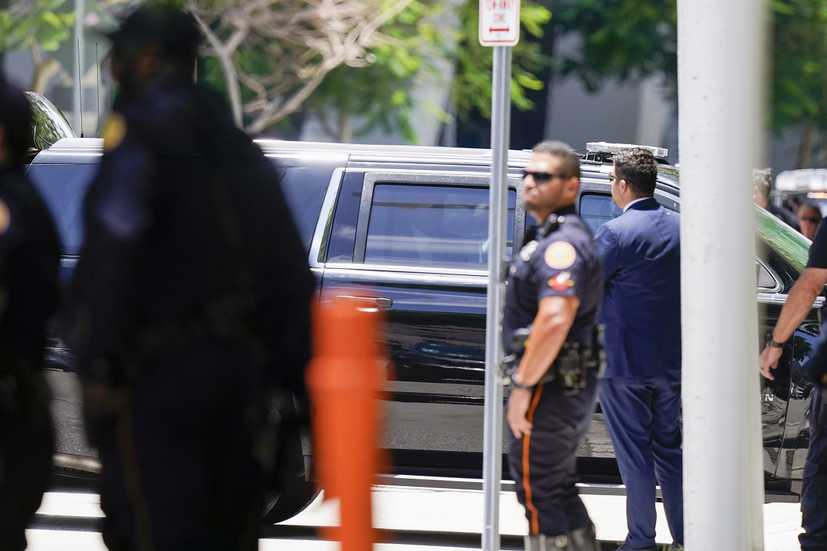 El expresidente de Estados Unidos llega al tribunal de Miami, en medio de un gran operativo de seguridad.