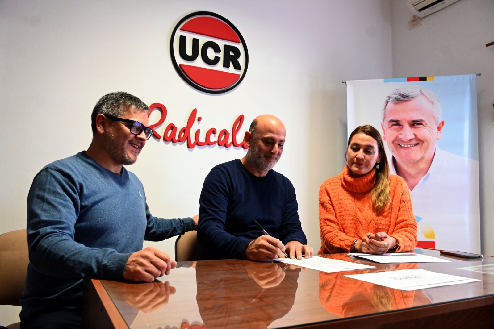 El presidente de la UCR, Pedro Sánchez, con los legisladores electos, Lorena Matzen y Ariel Bernatene