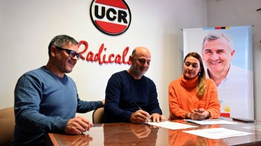 El presidente de la UCR, Pedro Sánchez, con los legisladores electos, Lorena Matzen y Ariel Bernatene