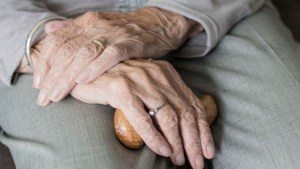 Alzheimer: Estados Unidos aprobó el uso de un fármaco que retrasa moderadamente su avance