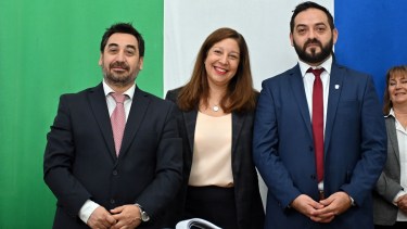 La gobernadora Carreras junto a los flamantes ministro de Gobierno, Mariano Ferrari, y secretario de la Gobernación, Ramiro Fuentes Vivanco. Foto  : Marcelo Ochoa