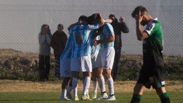 El festejo de Sol de Mayo tras el gol del empate que le permite salir del último lugar de la tabla. Foto: Pablo Leguizamon