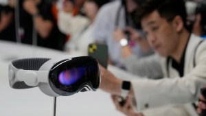 Apple presentó Vision Pro, su primer casco de realidad virtual y aumentada