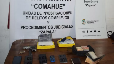 Gendarmería detuvo a siete personas pero sólo cinco quedaron detenidos en la causa. En uno de los autos encontraron la droga y las armas. foto: gentileza.