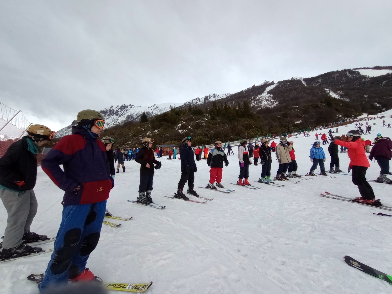 Este lunes arrancó el programa municipal de esquí social. Foto: gentileza