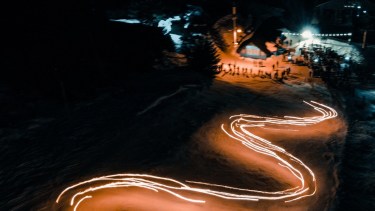 Así se vivió esta maravillosa bajada de antorchas en el Cerro Bayo.