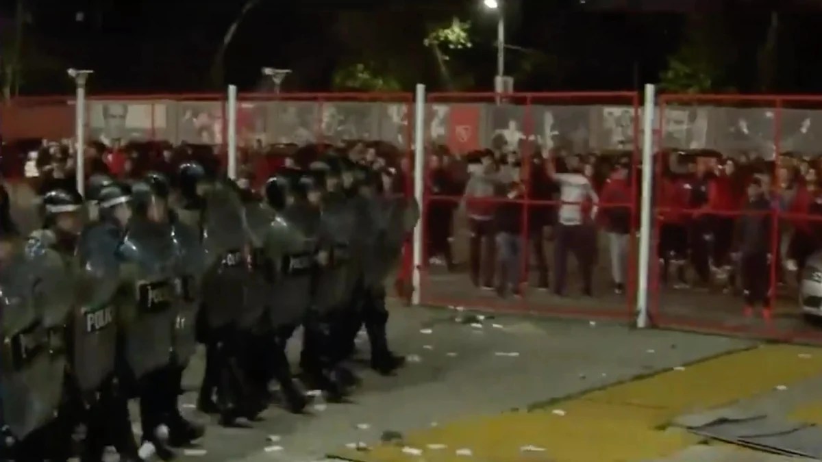 Hinchas de Independientes protagonizaron serios incidentes con la policía. 