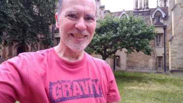 "Gravity" se lee en la remera de Abramson, con la que visitó el manzano de Newton en Trinity College. Foto: gentileza