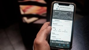 Alertan por una nueva estafa de WhatsApp: en qué consiste el falso padrón electoral que roba tarjetas