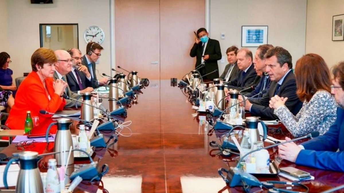 La delegación del Ministerio de Economía sigue en reuniones técnicas con el FMI para buscar soluciones económicas y fortalecer las reservas del país. Foto Archivo.